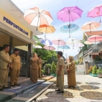 Wali Kota Mojokerto Ika Puspitasari didampingi Kepala Dinas Pendidikan saat mengunjungi sekolah.