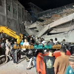 Ekskavator diterjunkan untuk evakuasi korban ambruknya musala Ponpes Al Khoziny, Senin (29/9/2025) malam. foto: Mustain/BANGSAONLINE