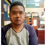 DIBEKUK: Pelaku saat diamankan di Mapolsek Sukodono usai ketahuan mencuri uang kotak amal Musala Nurul Iman. (foto: ist)