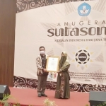 Muna Masyari, Penulis Buku dan Novelis asal Kabupaten Pamekasan, Madura saat menerima piagam penghargaan Anugerah Sutasoma dari dari Balai Bahasa Jawa Timur. foto: ist. 