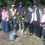 Kepala Dinas Pendidikan Kota Batu, M. Chori saat foto bersama Kacabdin Wilayah Kota Malang-Kota Batu, Kepala SMAN 2 Batu, dan guru SMAN 2 Batu setelah melakukan penanaman pohon.  Foto: Agus Salimullah.