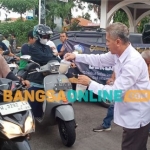 Ketua Bamag  Gresik, Royke WD  bersama pengurus dan anggota bagi-bagi takjil di depan Masjid Nurul Jannah Petrokimia Gresik. FOTO: SYUHUD/BANGSAONLINE.