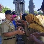 Bupati Blitar Rijanto menyalami satu per satu ASN.