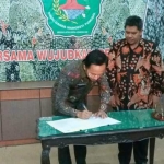 Penandatanganan MoU dana hibah daerah, Bupati Achmad Syafii dan Ketua KPUD Pamekasan Moh. Hamzah. 