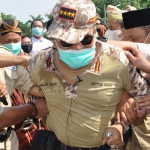 Pasukan camat memborgol Brigadir Jenderal Mallaby yang diperagakan Kadisparbud Agustin H. Sinaga. foto: ist.