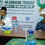 Kiai Asep memberikan taushiah di PCNU Lombok Tengah.