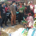 Paslon Sugiri Sancoko-Lisdyarita saat blusukan ke Pasar Wage, Jetis.