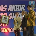 Gubernur Jawa Timur, Khofifah Indar Parawansa menerima cindera mata saat membuka Pameran Tugas Akhir SMKN 12 Surabaya di JX Internasional Surabaya. 