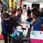 Tes urine yang digelar oleh Polda Jatim kepada para sopir bus di Terminal Purabaya, Jumat (22/12/2023).