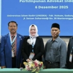 Dekan FH Uniska, Dr. Zainal Arifin (nomor 2 dari kanan) bersama pengurus Peradi Nasional, dan Pengurus DPC Kediri, serta peninjau usai ujian Profesi Advokat. (Ist)