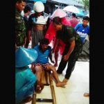 Salah seorang anggota TNI membantu proses evakuasi warga menuju tempat pengungsian.