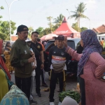 Pasangan Tauhid atau akronim dari Fattah Jasin dan Ahmad Mujahid Ansori saat menyapa pedagang dalam agenda yang digelar DPD PKS Pamekasan.