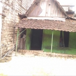 Nenek Kasmuah dan potret rumahnya di Desa Lowayu, Kecamatan Dukun.