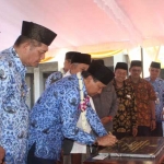 Penandatanganan prasasti Pasar Gempol oleh Bupati Pasuruan. foto: HABIBI/ BANGSAONLINE