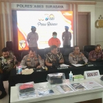 Konferensi pers terkait pembunuhan adik terhadap kakak di Mapolrestabes Surabaya.