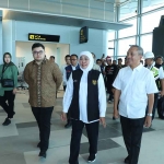 Gubernur Khofifah saat meninjau Bandara Dhoho, Kediri.
