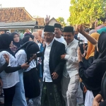 Kiai Asep disambut ribuan warga Kecamatan Kemlagi.