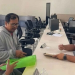 Petugas dari Kantah Kabupaten Pasuruan saat melayani masyarakat. 