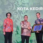 Kota Kediri saat meraih penghargaan sertifikat (Level III) sebagai Kota Sedang. Foto: Ist