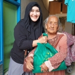 Tim Filantropi NBI membagikan paket sembako kepada warga sekitar Lakarsantri, Surabaya. Foto: Ist.