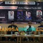 Ketua PWI Jawa Timur, Lutfi Hakim; Anggota  KPU Jatim, Gogot Cahyo Baskoro; Pakar Pers, Sihono Harto Taruno dan Prilani. Foto: MUJI HARJITA/BANGSAONLINE