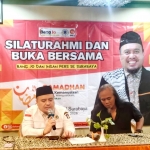 Johari Mustawan (kanan) didampingi Ketua Pokja Jurnalis Dewan Surabaya, Inyong Maulana saat memberi sambutan di acara buka puasa bersama