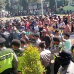 Ratusan warga dari dua desa yakni Desa Remen dan Mentoso menggelar unjuk rasa di kantor Kecamatan Jenu, Kabupaten Tuban, Jumat (6/7).