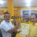 Gus Syaf mengembalikan formulir pendaftaran sebagai kandidat Cagub Jawa Timur dari Partai Golkar. foto: DIDI ROSADI/ BANGSAONLINE