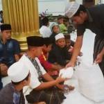 Sejumlah pengurus masjid agung Lamongan membagikan nasi bungkus dan takjil. (foto: haris/BANGSAONLINE)
