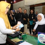 Gubernur Jawa Timur, Khofifah Indar Parawansa menyerahkan zakat maal perorangan sebesar Rp 25 juta. Penyerahan tersebut diserahkan kepada Badan Amil Zakat Nasional (Baznas) Provinsi Jatim. foto: istimewa