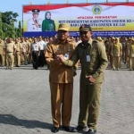 Bupati Sambari bersama Kabid Pembinaan Umum dan Masyarakat Dispol PP, Agung Endro dalam upacara HUT Pemkab Gresik ke 43 tahun. foto: SYUHUD/ BANGSAONLINE