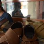 TEMBUS INTERNASIONAL - Sepatu buatan Bondowoso yang kini sudah tembus di pasar internasional. foto : sugiyanto/BangsaOnline