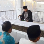 Wakil Bupati Mojokerto Pungkasiadi, didaulat membacakan paluhuran (silsilah) Syekh Jumadil Kubro. Foto: YUDI EP/BANGSAONLINE