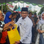 Bupati Bangkalan Abdul Latif Imron dan Ny. Zainab Latif memberikan bingkisan sembako kepada masyarakat.