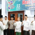 Wakil Wali Kota Kediri (kanan) saat menghadiri doa bersama dalam rangka memperingati Hari Santri Nasional 2025. Foto: Ist
