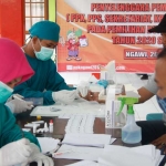 Pelaksanaan rapid test bagi penyelenggara pilkada di Kecamatan Ngawi.
