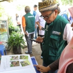 Tim evaluator lapangan dari DLH Jatim saat melakukan penilaian salah satu kelurahan di Kota Kediri. Foto: Ist