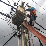Petugas PLN ULP Pamekasan saat melakukan pemeliharaan