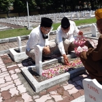 ?TABUR BUNGA: BHS-Taufiq bersama veteran berziarah ke Taman Makam Pahlawan (TMP) Sidoarjo, Selasa (10/11). foto: MUSTAIN/BANGSAONLINE