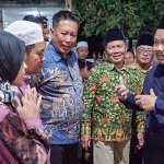 Kepala Desa Wadak Kidul Muhammad Hamam (dua dari kanan) saat mendampingi Bupati Gresik Fandi Akhmad Yani mengecek aliran air PDAM sebelum cuti kampanye Pilkada 2024. Foto: Ist