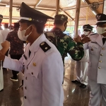 Kepala Kejaksaan Negeri Bangkalan Candra Saptaji saat memberikan ucapan selamat kepada para kepala desa yang dilantik secara langsung di Pendopo Agung Bangkalan, Rabu(28/7/2021). (foto: ist)