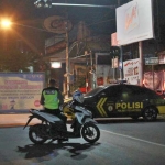 Petugas saat berjaga di salah satu ruas jalan yang ditutup. (foto: ist.)