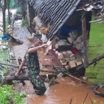 Petugas saat mengevakuasi rumah korban banjir bandang di Tuban.