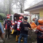 Tim gabungan saat upaya evakuasi korban