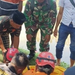 
Tampak upaya evakuasi bocah yang ditemukan di pintu air saluran sekunder Desa Bangsri, Banyakan, Kediri.