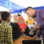 Wali Kota Kediri, Abdullah Abu Bakar, saat memberikan santunan kepada anak yatim. Foto: Ist