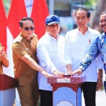 Adhy Karyono saat mendampingi Presiden Jokowi meresmikan Inpres Jalan Daerah Jatim Selatan.