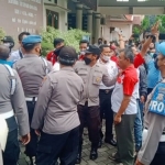 Massa aksi dari aliansi LSM dan PTT RSUD Kota Probolinggo saat menggelar aksi di gedung dewan setempat.