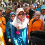 Bupati Tantri saat berbaur dengan masyarakat dalam acara Gotong Royong di Desa Sidomulyo, Kecamatan Kotaanyar.