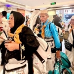 Kedatangan jemaah haji gelombang dua di Madinah langsung mendapat sambutan oleh para petugas. Foto: MCH 2026
